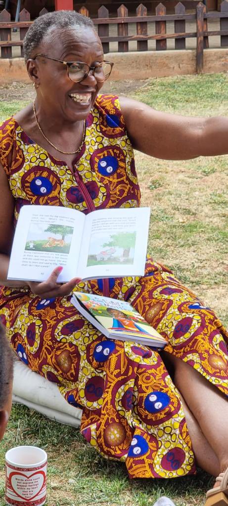 MatiH_ID's tweet photo. I’m so proud of my Mama, she just has the biggest heart. Today, reading her new book to young people back home 🤎 https://t.co/1rcJyslLI9