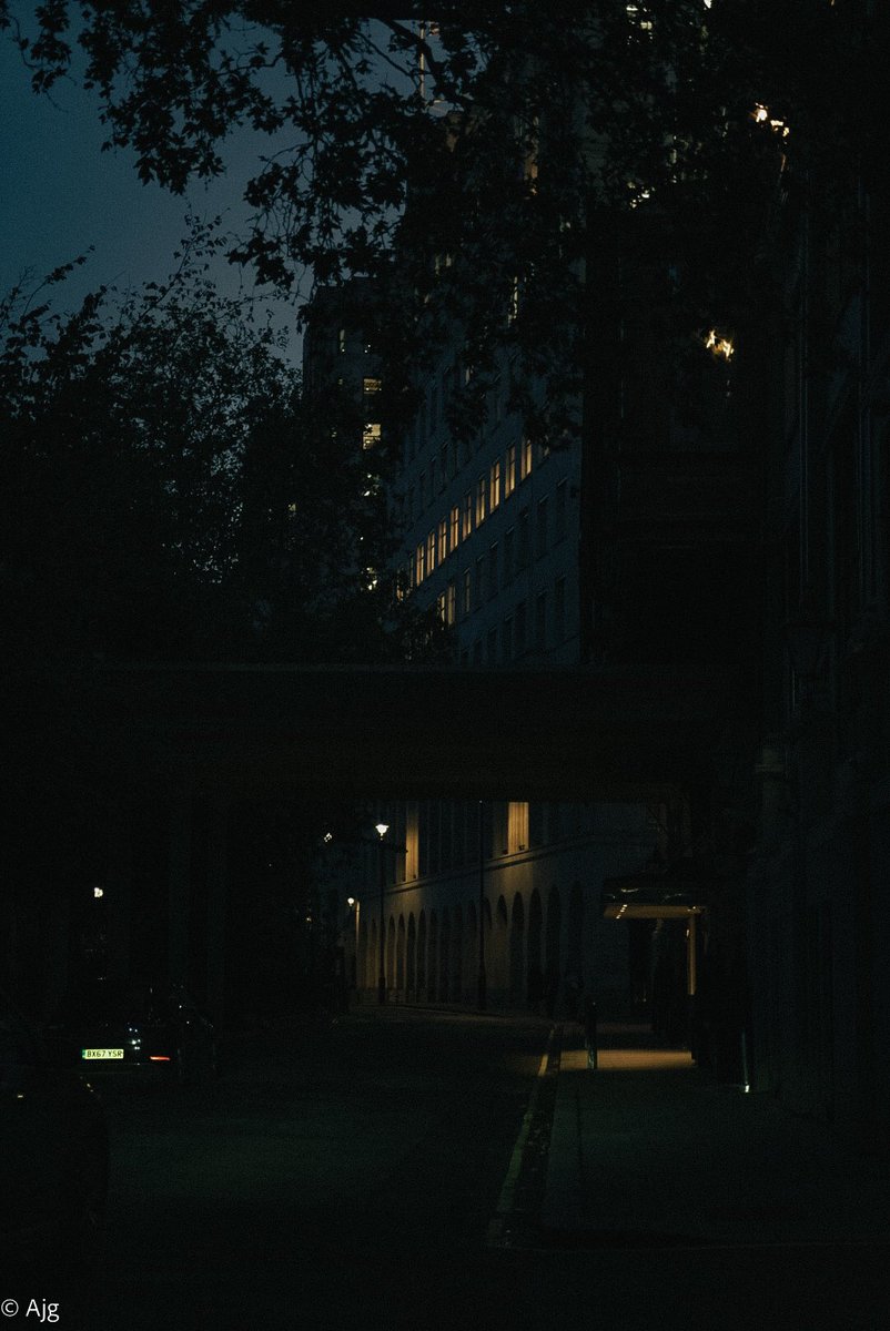 Tolu_AJG's tweet photo. The city of London, but make it haunted. https://t.co/jDkU0NjiUA