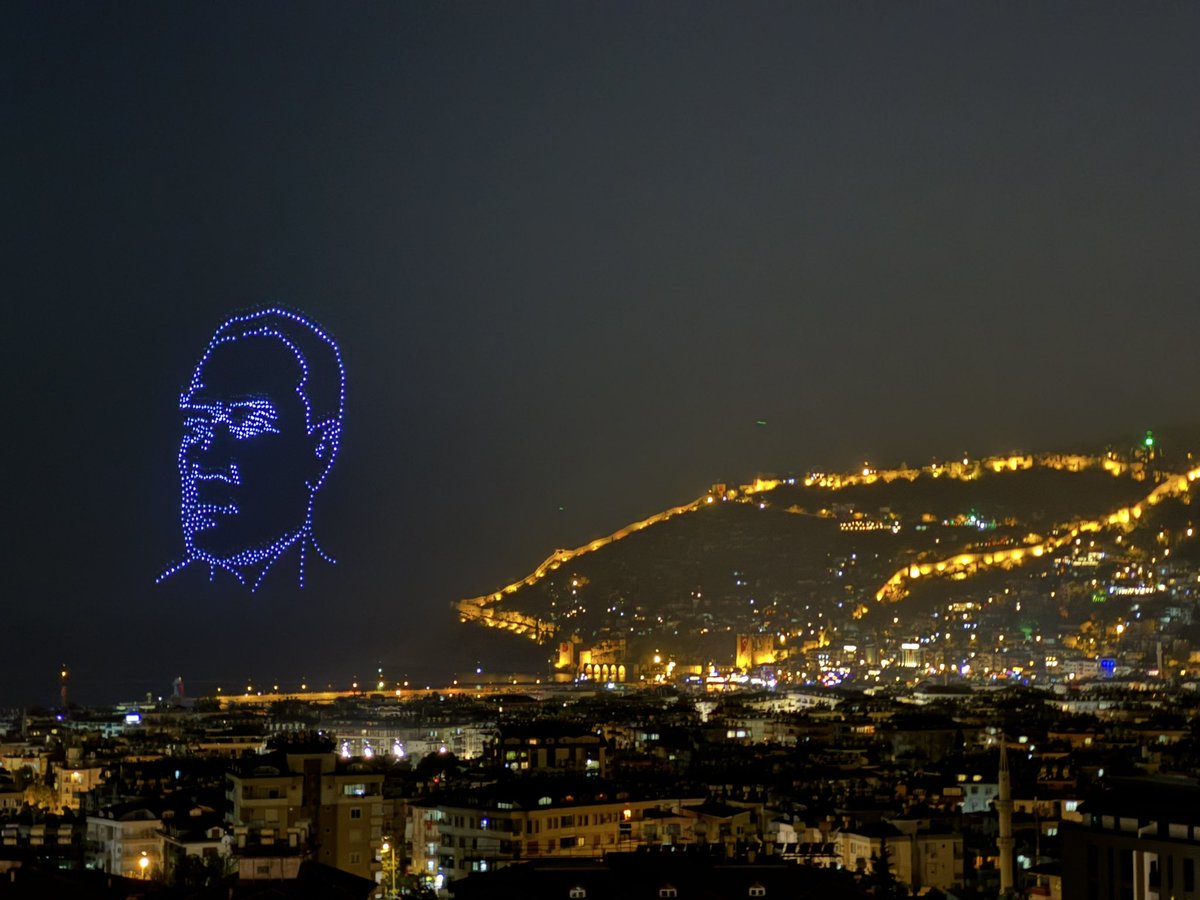SuiGenerisCY's tweet photo. Şöyle bir görsel şölen seyrettim az önce balkona çıkar çıkmaz bir anda başladı .. Emeği geçenlere sonsuz teşekkürler https://t.co/WB3G1eN0Ub