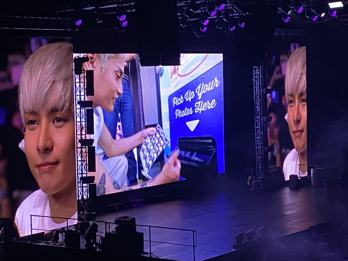 Jahsmileforyou's tweet photo. Nalito ako kung ano papanuorin ko. Yung freedom MV ba o yung cutie sa gilid ng screen. 😫

MAHALIMA ANNIVER5ARY FANMEET
@SB19Official #SB19
#SB19ONEZONE https://t.co/ZsiQN7Y1Nf
