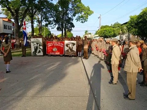#AnapCuba. En homenaje a la memoria revolucionaria de Camilo Cienfuegos en el aniversario 64 de su desaparición física, dispusieron ofrenda floral el pueblo guantanamero y sus autoridades políticas en la mañana de hoy. #UnidosPorCuba