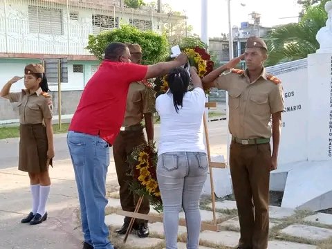 bionaicy's tweet photo. #AnapCuba. En homenaje a la memoria revolucionaria de Camilo Cienfuegos en el aniversario 64 de su desaparición física, dispusieron ofrenda floral el pueblo guantanamero y sus autoridades políticas en la mañana de hoy. #UnidosPorCuba https://t.co/QqeKQ0JF35