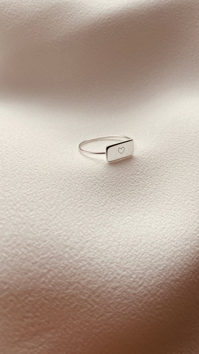 A gift for her 18th birthday… 

The Slip Ring with a heart engraving in solid sterling silver.

@CIFDtweets @DCCIreland 
#IrishFashionArt #MadeLocal
#MadetoLast #personalisedFineJewellery #engravedjewellery #heartengraving