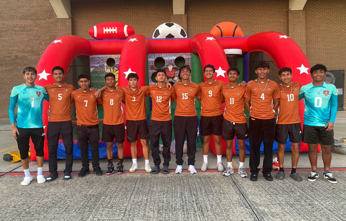 DobieBoysSoccer's tweet photo. Seniors volunteering at the 2023 Walk for Sight! https://t.co/AIZDPvLYku