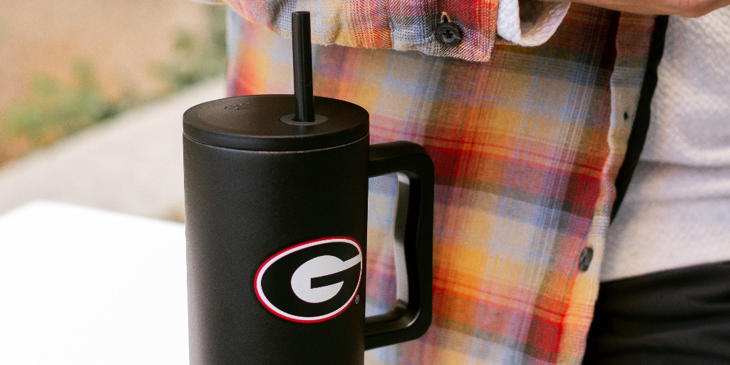 Tailgating, anyone? Our *NEW* collegiate 30oz Trek Tumblers with flip lid is a must-have for the ultimate fan experience. Show your team colors with every sip! Explore collegiate Treks in 30oz &amp; 40oz today. 🏈

simplemodern.com/collections/co…