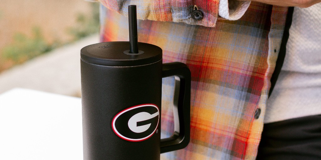 Tailgating, anyone? Our *NEW* collegiate 30oz Trek Tumblers with flip lid is a must-have for the ultimate fan experience. Show your team colors with every sip! Explore collegiate Treks in 30oz & 40oz today. 🏈 simplemodern.com/collections/co…