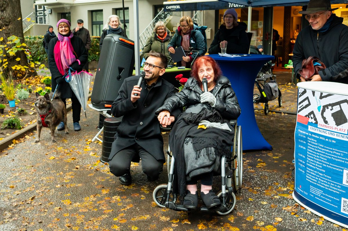 Auf Initiative der Grünen Bezirksfraktion wurde heute der neue Parnass-Platz, zum Gedenken an die im NS ermordeten Eltern von Peggy Parnass, Hertha u. Simon Parnass, in #Eimsbüttel eingeweiht.  Quartiersplatz ist Teil des Konzepts #Superbüttel. Alle Infos: tinyurl.com/3jazn8za