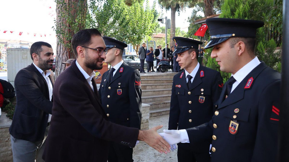 AkGenclikKmlps's tweet photo. 29 Ekim Cumhuriyet bayramı münasebetiyle İlçe kaymakamlığımız tarafından düzenlenen Çelenk sunma programına katıldık. https://t.co/9W6dyWRdvn