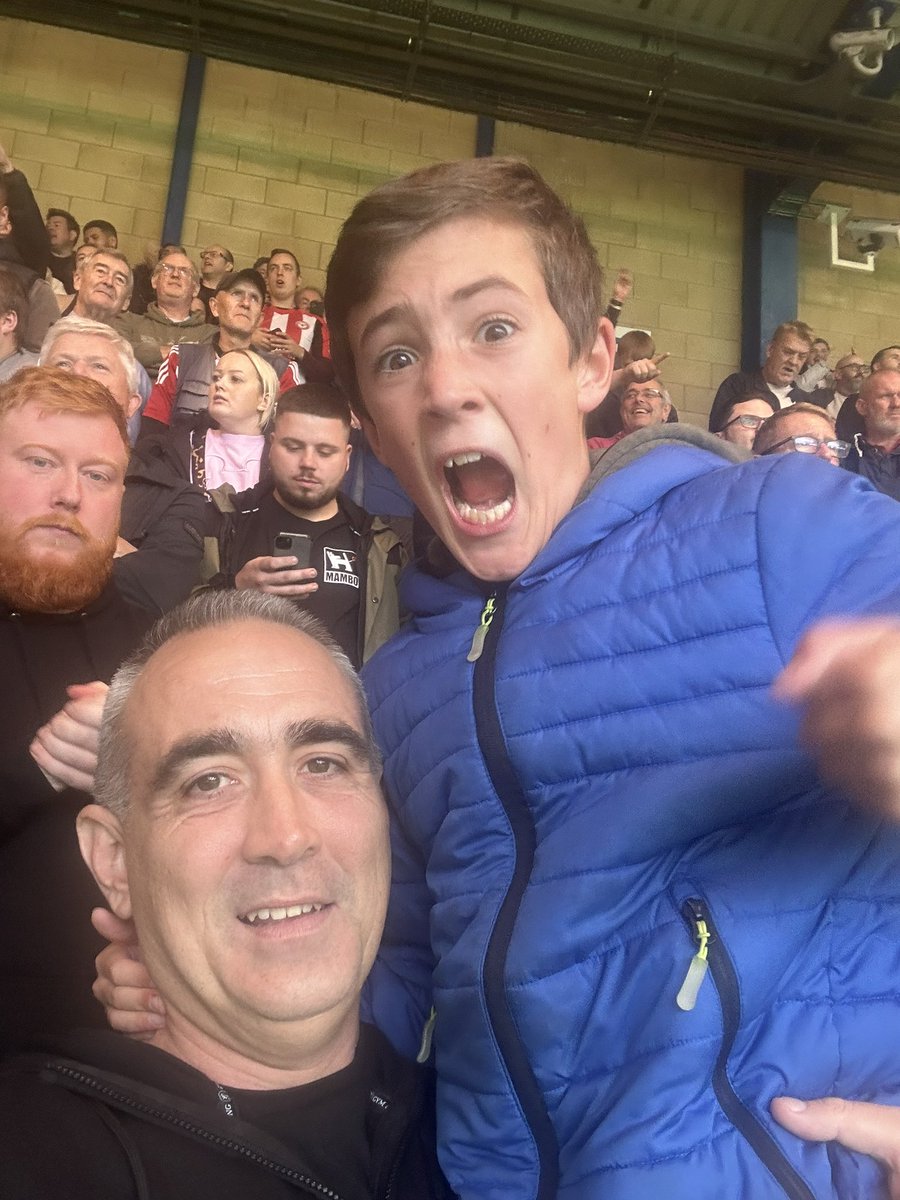 DanPowell1976's tweet photo. Another Chelsea away day, another win. 
🐝🐝⚽️⚽️ https://t.co/QD37YWt8oP