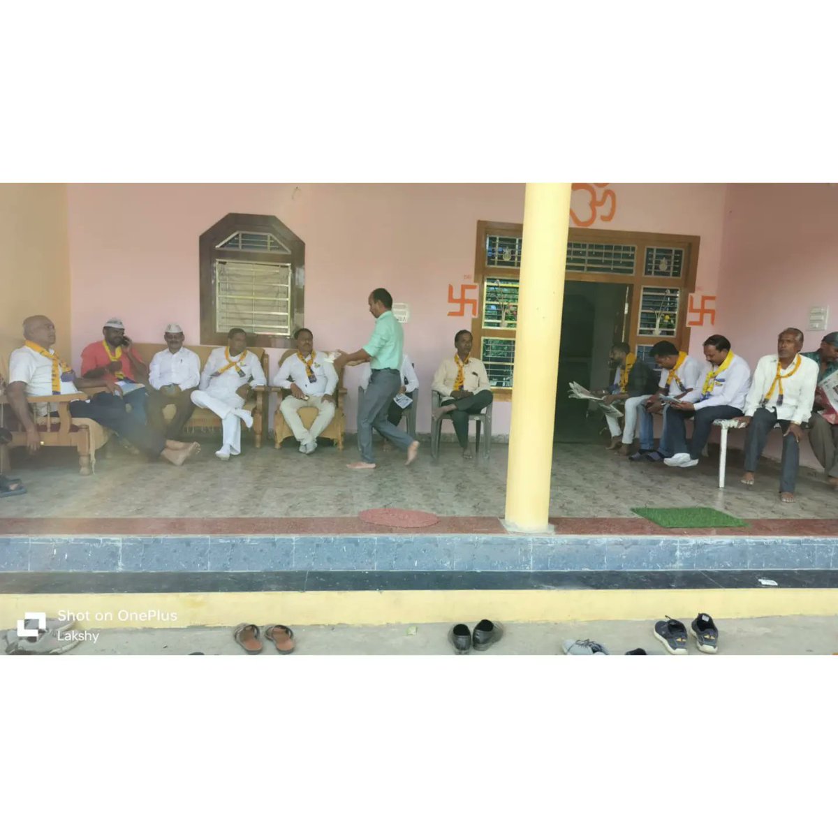 Arvindtomar91's tweet photo. आज नरयावली विधानसभा क्षेत्र के बछलोंन में आम आदमी पार्टी के कार्यकर्ताओं के साथ क्षेत्र में घर-घर जाकर जनसंपर्क किया एवं सभी से पार्टी के पक्ष में मतदान करने की अपील की। 
#naryavalividhansabha2023  #विजयी_नरयावली_विधानसभा
#आम_आदमी_पार्टी
@aapmadhyapradesh https://t.co/7tIRONqT1p