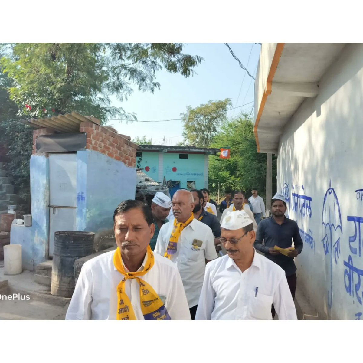 Arvindtomar91's tweet photo. आज नरयावली विधानसभा क्षेत्र के बछलोंन में आम आदमी पार्टी के कार्यकर्ताओं के साथ क्षेत्र में घर-घर जाकर जनसंपर्क किया एवं सभी से पार्टी के पक्ष में मतदान करने की अपील की। 
#naryavalividhansabha2023  #विजयी_नरयावली_विधानसभा
#आम_आदमी_पार्टी
@aapmadhyapradesh https://t.co/7tIRONqT1p