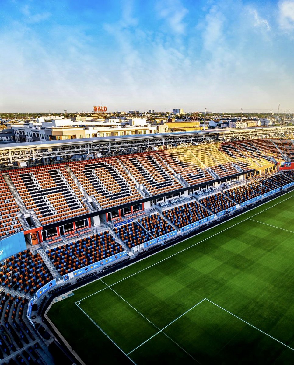 VisitHouston's tweet photo. Round 1 of the playoffs kicks off tomorrow for our @HoustonDynamo! ⚽️🥅 Let’s help pack out Shell Energy Stadium and cheer our hometown team on! 🏟️😆🤘
📷 @bryanmalloch https://t.co/jk8awkwqSP