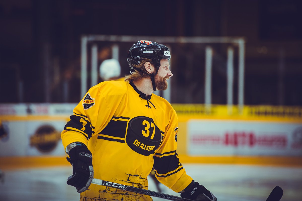 KalPa_Hockey's tweet photo. Legendoja ja Iloisia ilmeitä! 🔥
#KalPa #Liiga #37ilta 📸: Ukko Juntunen https://t.co/ZXGXMck6LS