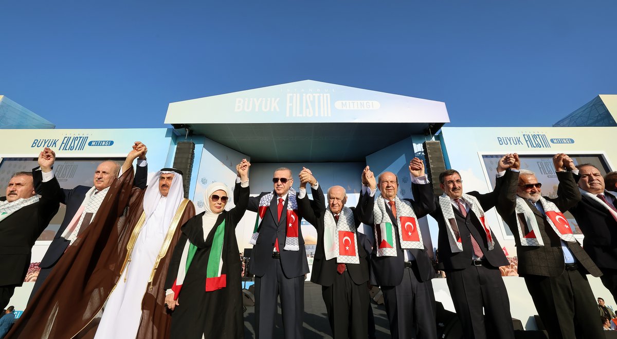 Bugün İstanbul’da Filistin davasına sahip çıkan, Gazzeli mazlumlara umut olan aziz milletimin her bir ferdini tebrik ediyorum.

Tüm ülkeleri, Gazze’de çocuklar, kadınlar ve masum sivillerle birlikte enkaz altında kalan insanlığın ortak değerlerine sahip çıkmaya çağırıyoruz. 🇹🇷🇵🇸