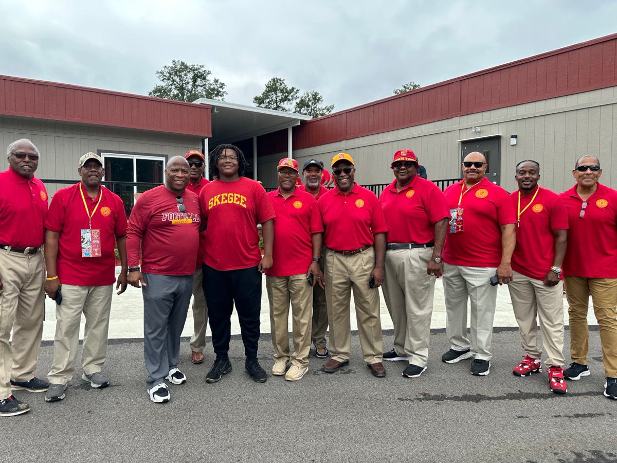 RolandJGrimmett's tweet image. Photo of me and my granddad, Jay Grimmett @TuskegeeUniv with @SkegeeFootball Athletic Hall of Fame inductees and the Athletics Director, Reginald Ruffin. Congratulations granddad on being inducted into the TU Athletic Hall of Fame!

#Tuskegee l #SIAC l #SkegeeFB l #Football