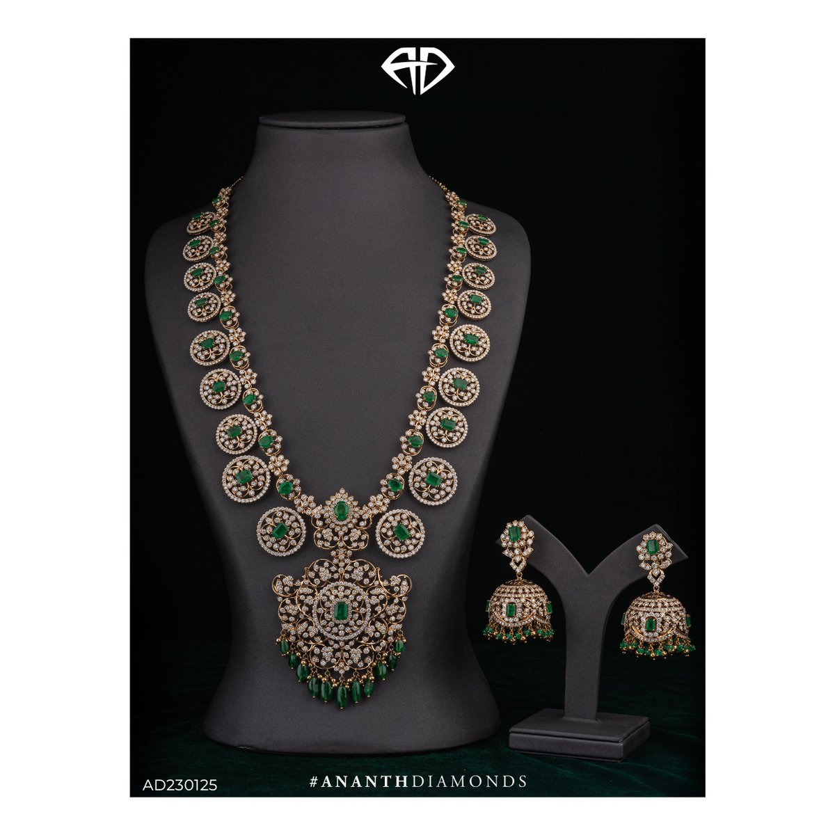 Emerald and Diamond Bridal Jewelry Set
.
.
.
Video Call Shopping Available! +91-9114112233 - Shopping made easier with Ananth Diamonds.
.
#diamondset #diamondnecklace #diamondharam #traditionaljewellery #haram #diamondjewelry #wedding #traditionalearrings #jewllerydesigns