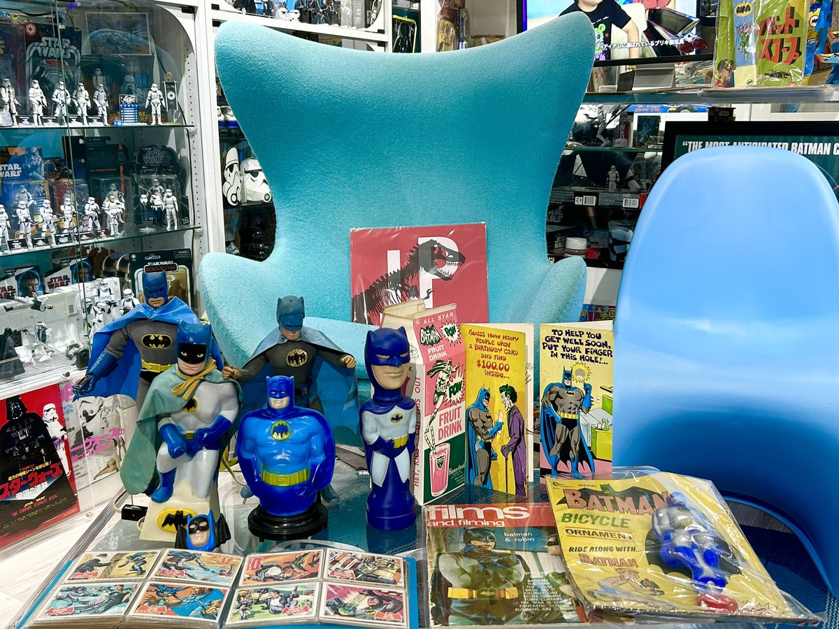 ToyCafe2's tweet photo. バットマンコレクター人生において集め方、ディスプレイの仕方で最も影響を受けたChip Kidd来店イベント
いよいよ明日です♪ 彼の本に登場するグッズを並べてみました 一部販売しますよ〜
#chipkidd #batman #バットマン #アメトイ
*若干名の空きございます お問い合わせはDMにて https://t.co/dXprVWINUM