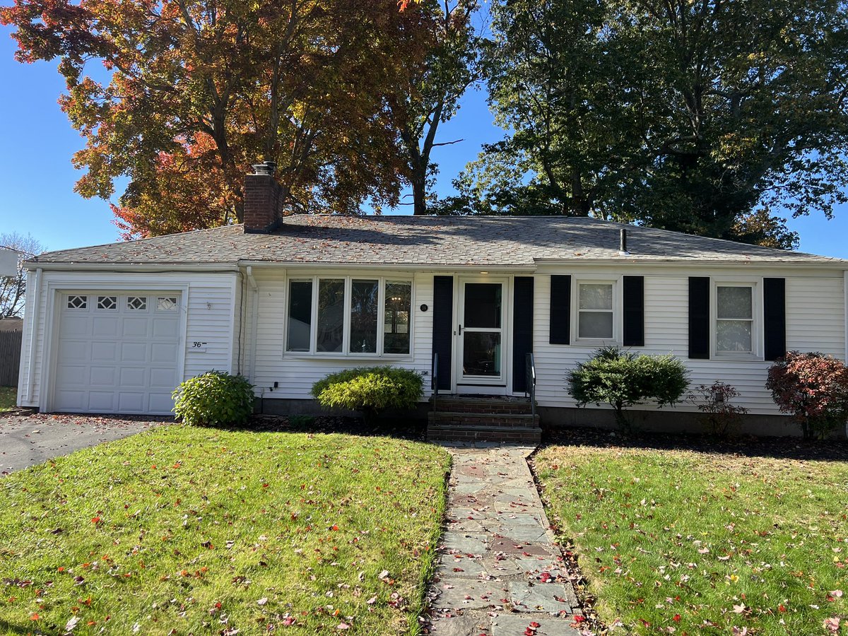 t3flanders's tweet photo. Envious Properties - Open House! Come out to 36 Tophill Drive in Cranston. I will be here from 11-1pm today. https://t.co/0HJhx5tTkY