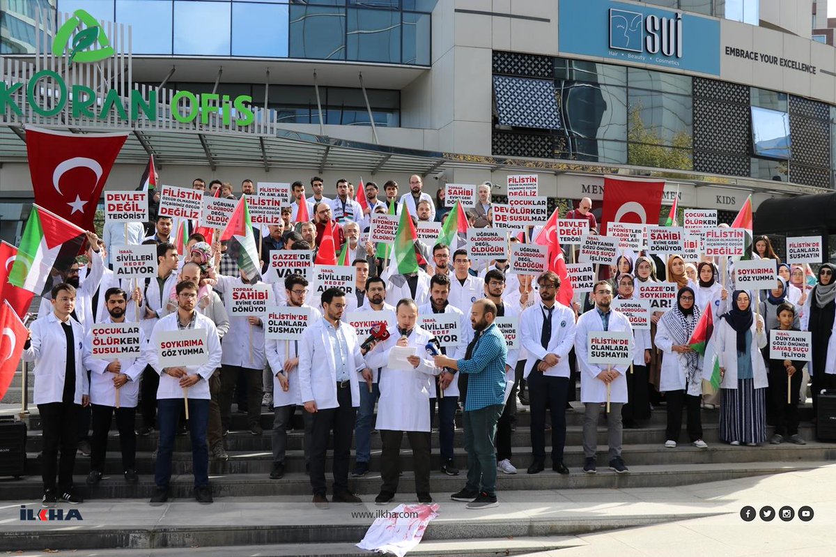 06tibbiyeliler's tweet photo. Dünya Sağlık Örgütü Türkiye Ofisi önünde basın açıklamamızı gerçekleştirdik. Kur'an tilaveti sonrası Uzm. Dr. Muhammed Ali Ekşi tarafından basın açıklamamız okundu. DSÖ'ye çağrıda bulunan Dr. Ekşi; Acilen yaşam koridoru açılması ve soykırımın sona ermesi gerektiğini söyledi. https://t.co/fTWsb26KTE