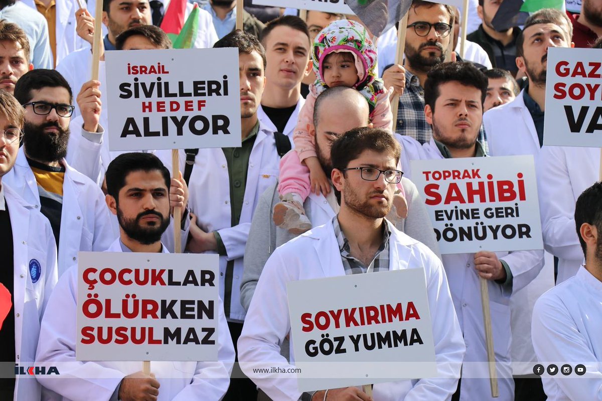 06tibbiyeliler's tweet photo. Dünya Sağlık Örgütü Türkiye Ofisi önünde basın açıklamamızı gerçekleştirdik. Kur'an tilaveti sonrası Uzm. Dr. Muhammed Ali Ekşi tarafından basın açıklamamız okundu. DSÖ'ye çağrıda bulunan Dr. Ekşi; Acilen yaşam koridoru açılması ve soykırımın sona ermesi gerektiğini söyledi. https://t.co/fTWsb26KTE