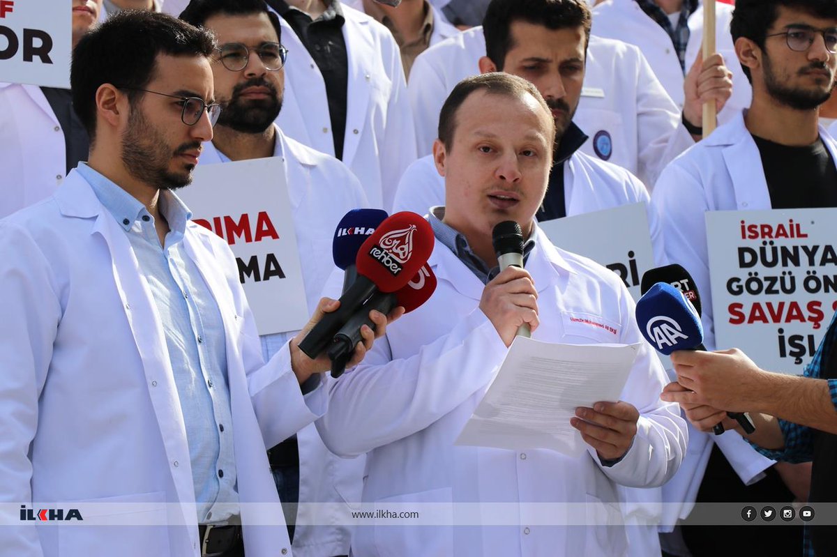 Dünya Sağlık Örgütü Türkiye Ofisi önünde basın açıklamamızı gerçekleştirdik. Kur'an tilaveti sonrası Uzm. Dr. Muhammed Ali Ekşi tarafından basın açıklamamız okundu. DSÖ'ye çağrıda bulunan Dr. Ekşi; Acilen yaşam koridoru açılması ve soykırımın sona ermesi gerektiğini söyledi.