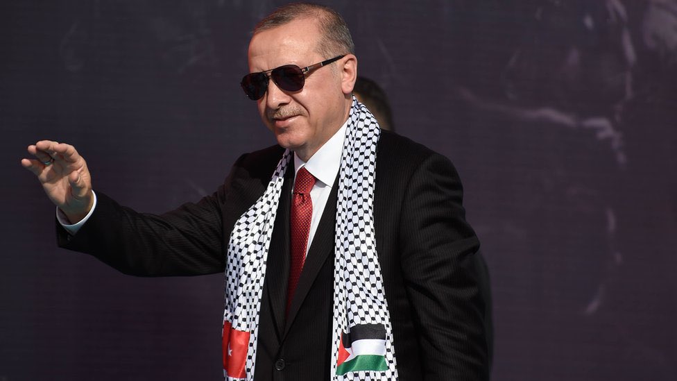 iirode0's tweet photo. 🚨🚨🚨🚨🚨🚨🚨

 كلمة الرئيس التركي رجب طيب أردوغان خلال مظاهرة في إسطنبول :

- وقفتنا اليوم للتضامن مع أشقائنا في غزة
- حزينون على غزة وما نفعله الآن لأجل غزة 
-ننتقد إسرائيل لأننا لسنا مدينون لها بعكس الدول الغربية
- العالم الذي ذرف الدموع لأوكرانيا ليس موجودا تجاه ما يحدث في غزة
- موقفنا في الشرق الأوسط كما هو كما كنا في ليبيا وكما كنا في كاراباخ
- ما يحدث من دمار في غزة هو نتيجة لثمار أفعال الغرب. 
- الغرب يقوم بما يريد دون أن ��لطخ يديه وإسرائيل بيدق في يديه
- إسرائيل بدون دعم الدول الغربية لن تصمد لثلاثة أيام
- نقوم بالتحضيرات اللازمة من أجل إعلان إسرائيل مجرمة حرب أمام العالم
- إسرائيل ترتكب المجازر في غزة في الظلام ظنا منها أن العالم لن يعرف ذلك
- غزة قضيتنا جميعا ولن يستطيع أحد إخراجها من سياقها الإنساني