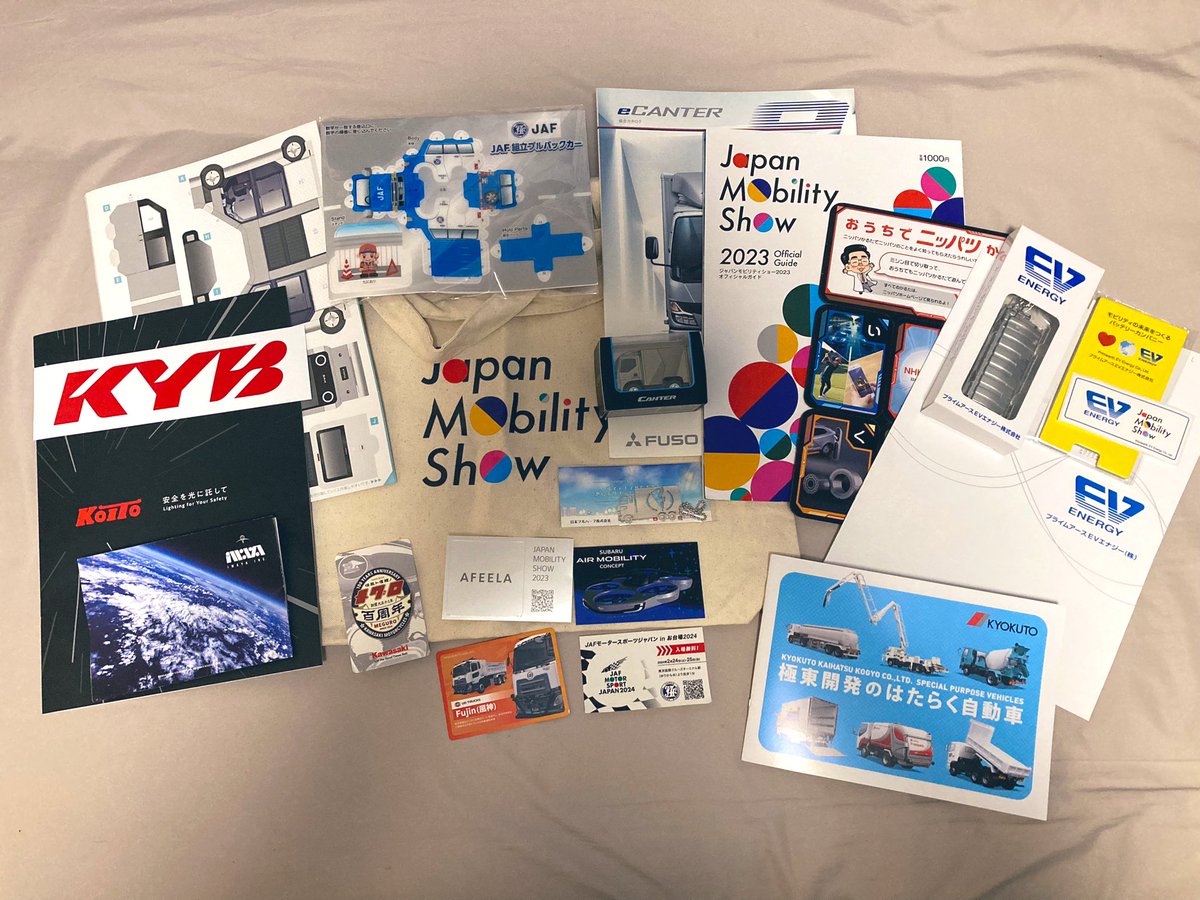 USSmoriwa's tweet photo. 戦利品
キャンターのプルバックカーは普通に嬉しい。会社のデスクに飾るか～ https://t.co/hBpsIMRKkO