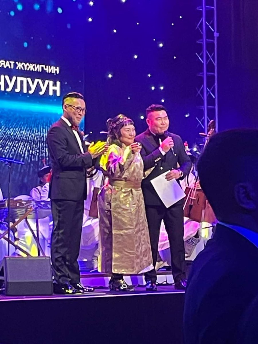 Уран уншлагын нэрт мастер Чаминчулуун эгчийн маань Ардын багш цол хүртсэний хүндэтгэлийн хүлээн авалт сайхан боллоо. СУИС-ийн үе үеийн төлөөлөл болсон хэдэн зуун шавь нарын бахархалт багш юм аа.