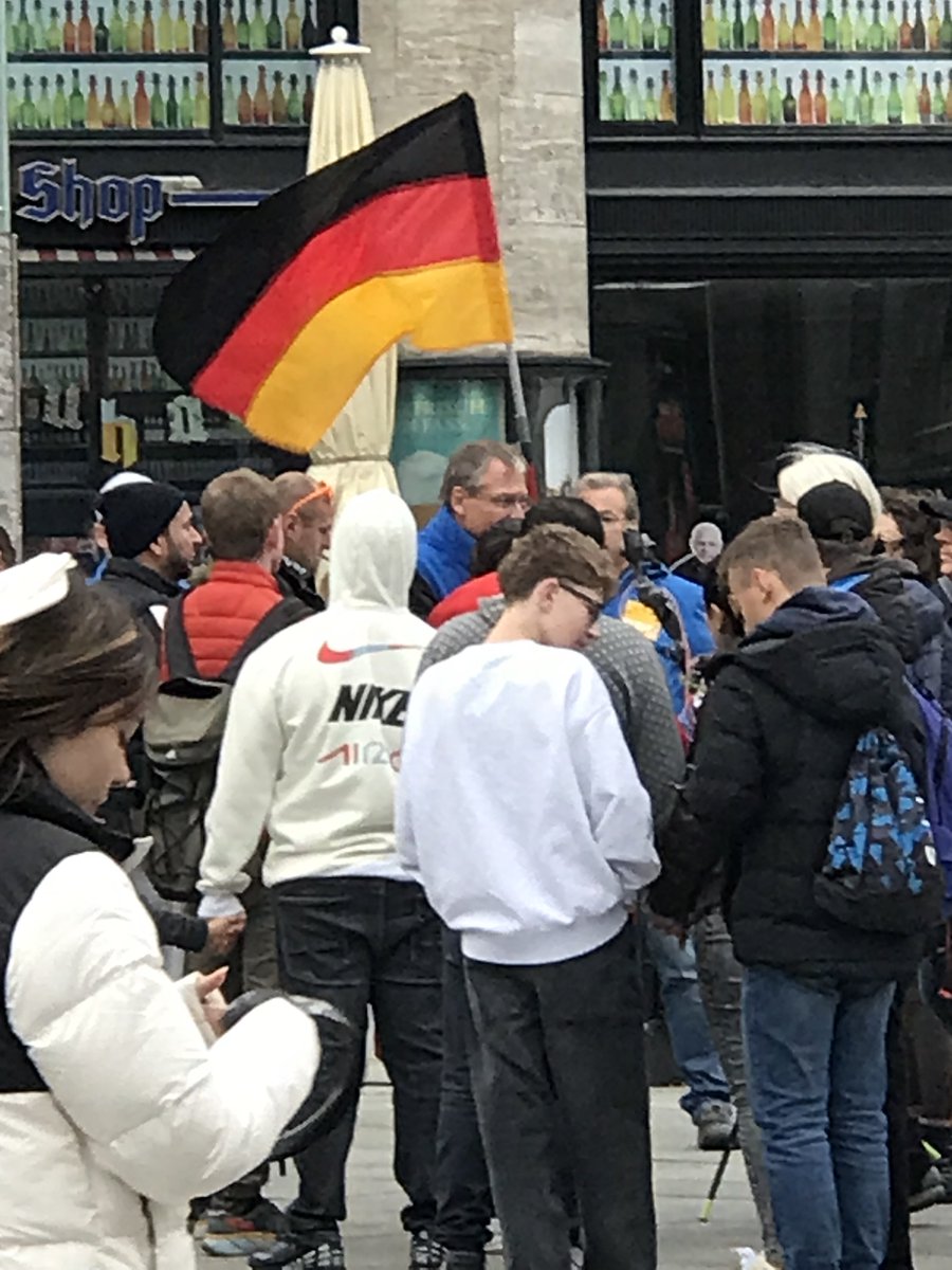 LoveGuerillero's tweet photo. 🖤❤️#köln #k2810 #Islamfeindlichkeit Instrumentalisierung von #Antisemitismus #Stürzenberger #RassismusWegbassen Abgang Stürzenberger zum Chinesen wie üblich https://t.co/2m3Ww5XMBP