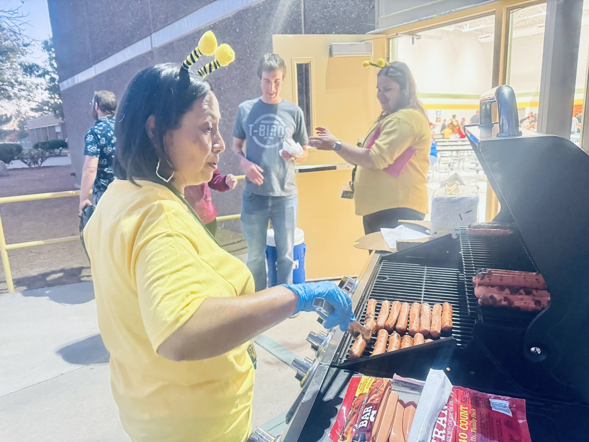 Our Fall Featival had the best hotdogs in town at our “Principal’s Franks” booth! Prepared by our beautiful Admins @HHeights_ES @ELuna_HHES @MDeBretto_HHES ! 🌭 #OnlyAtTheHeights #FallFestival