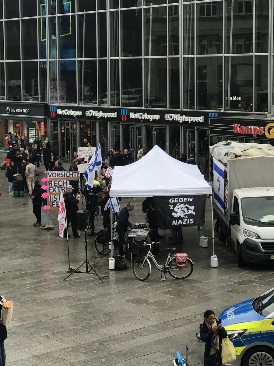 LoveGuerillero's tweet photo. 🖤❤️#köln #k2810 #Islamfeindlichkeit Instrumentalisierung von #Antisemitismus #Stürzenberger #RassismusWegbassen Gegenprotest https://t.co/SYBovs95Oi