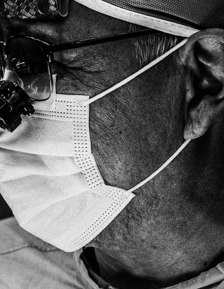 хими эмчилгээний 6-9 дэх курс-н үед: яг үхсэн хүн шиг харлаж хорчийсон нүүр, арис, зүс царайтай болж билээ 🙂 хордлого н аймаар
... би л ичдэггүйгээрээ ажилаа хийгээд, хагалгаанд ороод, хөдөө яваад байсан болохоос биш: одоо харахаар гэрээс яаж гарч байсан юм гэж санадаг