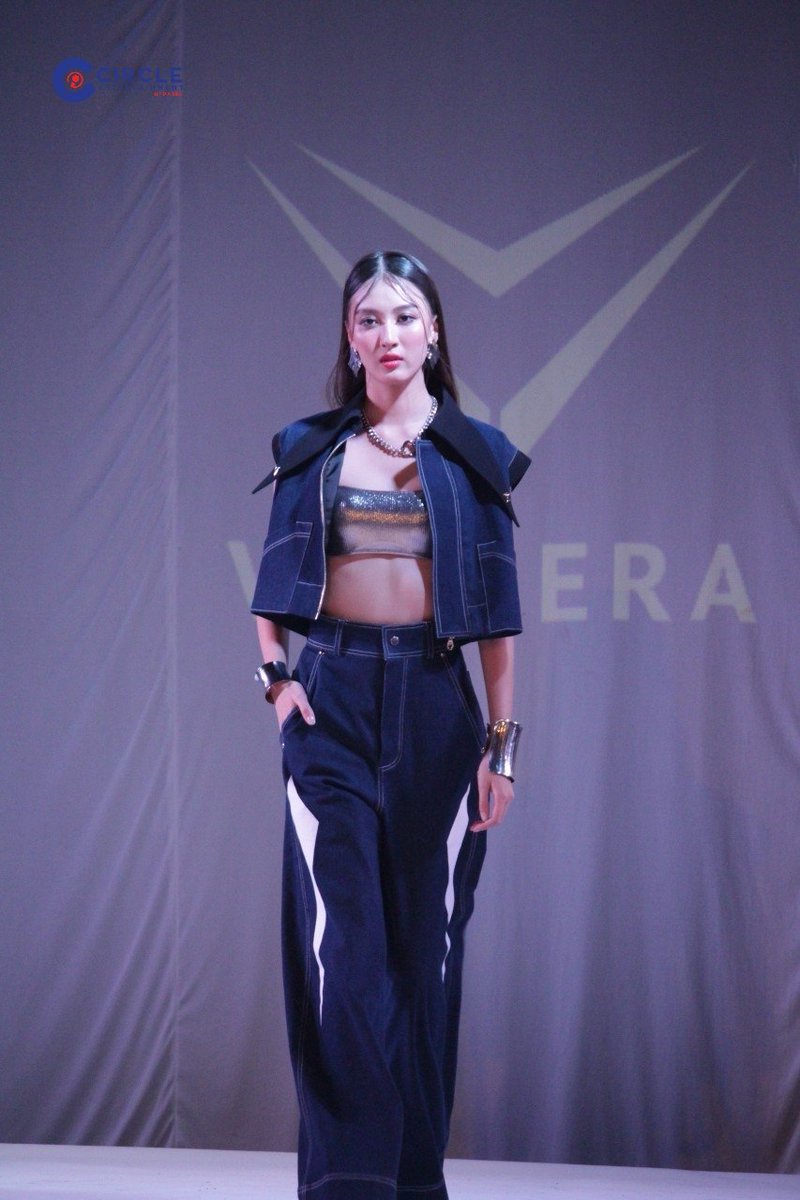 hourly_view's tweet photo. hot girl 🔥🔥

#FloatingExhibitionxView
#SSRUTheatreSpace  #SSRUTheatreSpaceShowCase2023 #BodyPaintingandCostumeDesignShowcase2023
#viewbenyapa @view_benyapa https://t.co/oi1teAhhBb