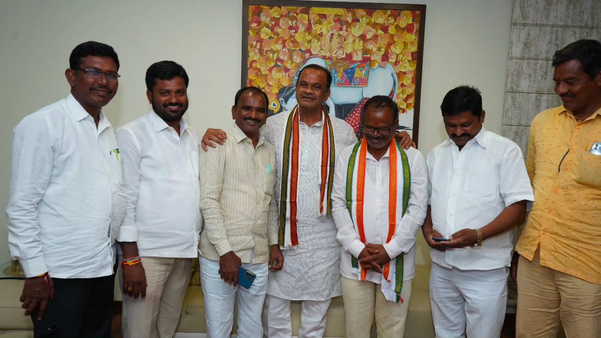 KomatireddyKVR's tweet photo. *నల్గొండలో దూసుకుపోతున్న హస్తం.... కంగారులో కారు...*

సొంత గూటికి కాంగ్రెస్ నాయకులు నల్గొండ 21 వార్డుకౌన్సిలర్ పరహత్ ఫర్జానా ఇబ్రహీం మరియు కచనపల్లి ఎంపీటీసీ సహదేవ్ దోమలపల్లి ఎంపిటిసి దేశగాని నరసింహ గారు, కాంగ్రెస్ నాయకులు కోమటిరెడ్డి వెంకటరెడ్డి సమక్షంలో కాంగ్రెస్ పార్టీలో చేరారు https://t.co/WUqFcAy3OD