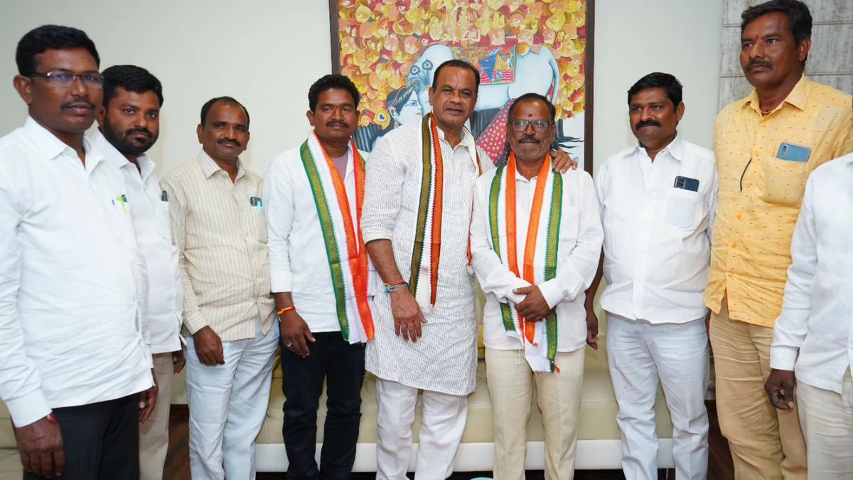 KomatireddyKVR's tweet photo. *నల్గొండలో దూసుకుపోతున్న హస్తం.... కంగారులో కారు...*

సొంత గూటికి కాంగ్రెస్ నాయకులు నల్గొండ 21 వార్డుకౌన్సిలర్ పరహత్ ఫర్జానా ఇబ్రహీం మరియు కచనపల్లి ఎంపీటీసీ సహదేవ్ దోమలపల్లి ఎంపిటిసి దేశగాని నరసింహ గారు, కాంగ్రెస్ నాయకులు కోమటిరెడ్డి వెంకటరెడ్డి సమక్షంలో కాంగ్రెస్ పార్టీలో చేరారు https://t.co/WUqFcAy3OD
