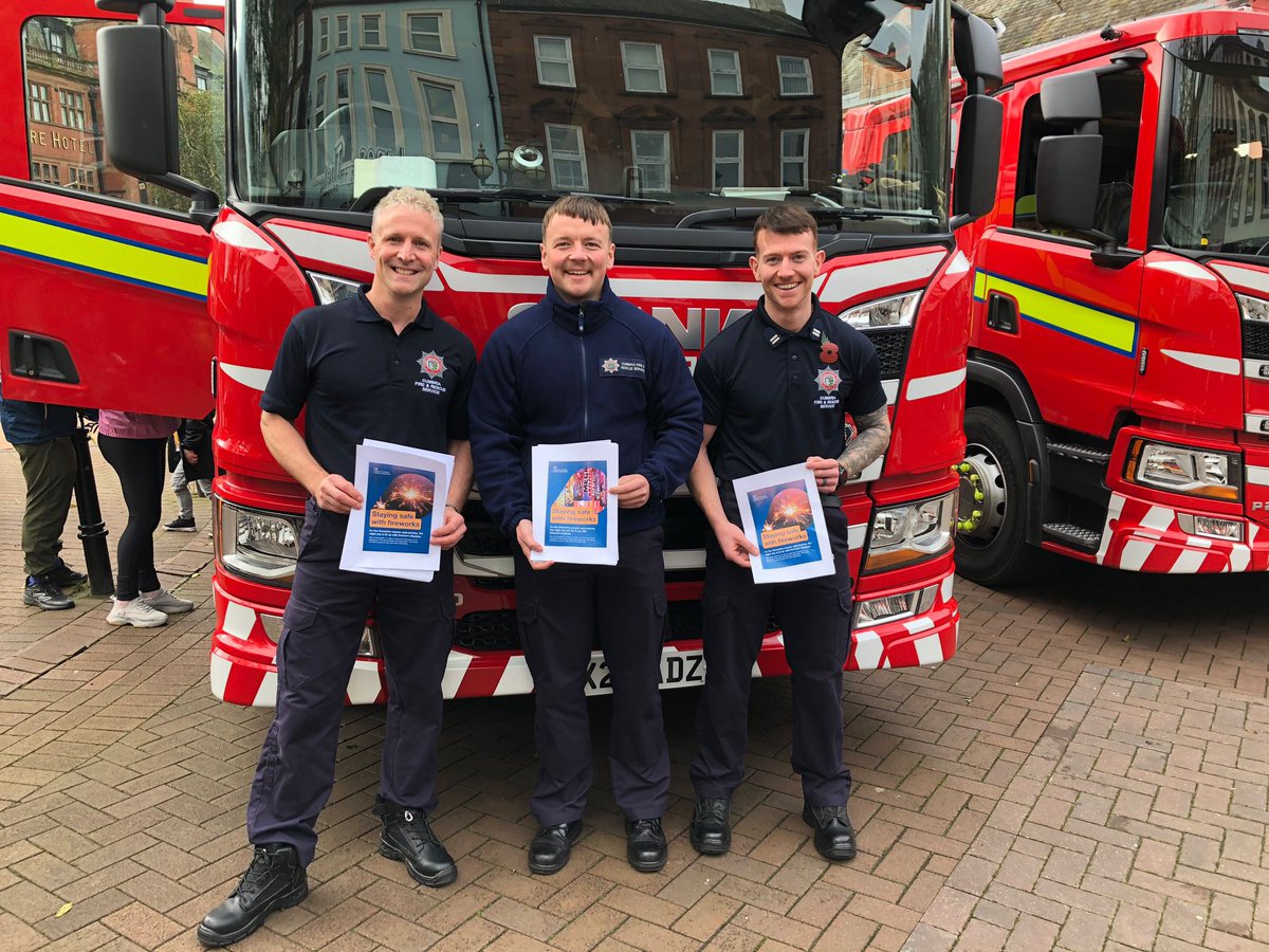 This afternoon our crew have been in Carlisle City Centre, speaking to the public about bonfire night safety, and showing children around the fire engine.