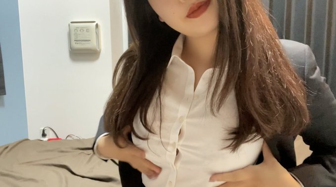 みんなが気になる会社のあの子のスーツの中はこんな感じ☺️笑  3枚目は少しぼかしてます🤫 https://t.co/E6RBCyvxHe<a href="/tag/%E3%81%A1%E3%81%8F%E3%81%BD%E3%81%A4"class="tags"><span>#ちくぽつ</span></a>