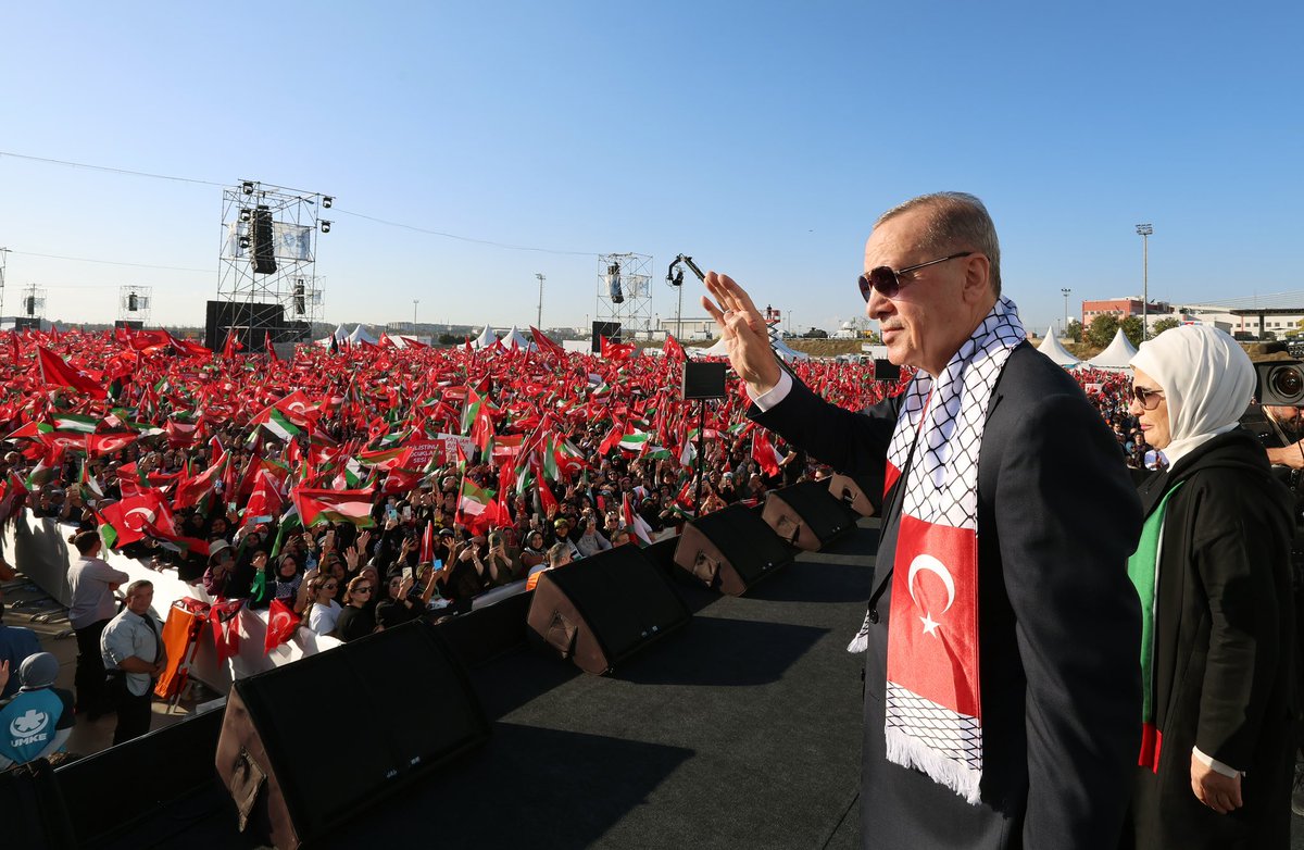 MahinurOzdemir's tweet photo. Gazze’de açıkça yerleşim yerleri, ibadethaneler, hastaneler, okullar ve doğrudan masum siviller hedef alınarak soykırım derecesine varan katliamlarla insanlığın tüm kazanımları yerle yeksan ediliyor. 

İsrail yönetiminin katliamlarına dur demek için insan olma paydasında buluşan yüz binlerle #BüyükFilistinMitingi’nde tek yürek olduk. 

Türkiye olarak Cumhurbaşkanımız Sn. @RTErdogan’ın liderliğinde bir avuç barbara karşı küresel vicdanın sesi olup özgür Filistin davasını savunmaya, Filistin halkının yanında olmaya ve ilk kıblemiz Kudüs’ün barış ve huzura kavuşması için haykırmaya devam edeceğiz.

Bu çürümüşlük karşısında mazlumların yanında saf tutmak, şanlı tarihimize ve ecdadımıza karşı borcumuzdur!

#United4Palestine

——

In Gaza, all the achievements of humanity are being destroyed with massacres verging on genocide, clearly targeting settlements, places of worship, hospitals, schools and innocent civilians.

We stood as one in the Great Palestine  Rally with hundreds of thousands of people who share a common humanity to put an end to the massacres committed by the Israeli government.

As Türkiye, under the leadership of our President H.E. Recep Tayyip Erdoğan, we will continue to be the voice of global conscience against a handful of barbarians, to defend the cause of free Palestine, to stand with the Palestinian people and to shout for the peace and tranquility of our first qibla, Jerusalem.

It is our debt to our glorious history and ancestors to stand on the side of the oppressed in the face of such decay!