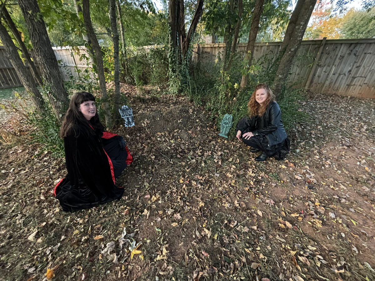 londonclarke2's tweet photo. Another successful theme night with Lisa Cherie as we portrayed New Orleans Vampires, complete with my husband’s #jambalaya and a classic movie viewing of Interview with a Vampire. Never a dull evening when we get together! #dinnerwithvampires #themedinners #weekendwithfriends https://t.co/nEcf8gsOq0