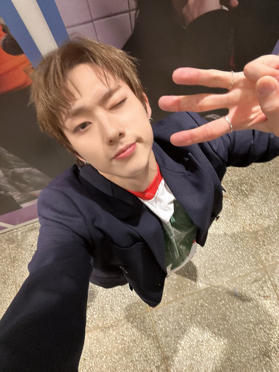 P1H_members's tweet photo. 피스~ 베리베리 해피 3주년이네요🙂 다시 한 번 행복한 추억 만들어주심에 감사드려요 굿나잇✨

#P1Harmony #JIUNG https://t.co/vG8x6BvjYr