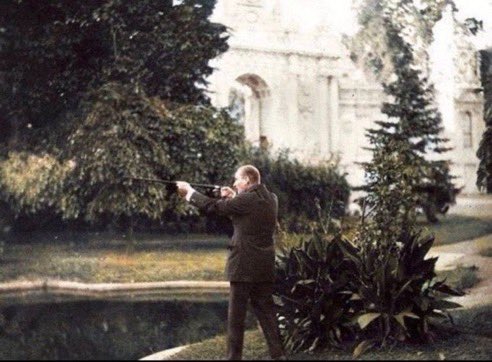 90 küsur sene önce, tenis maçı izlerken fotoğrafı var. Yüzerken fotoğrafı var, sahilde kumda otururken, kürek çekerken, at binerken, konser izlerken, zeybek oynarken, dans ederken, heykel incelerken fotoğrafı var.
Salıncakta çocuk gibi gülerek sallanırken bile fotoğrafı var. 
O