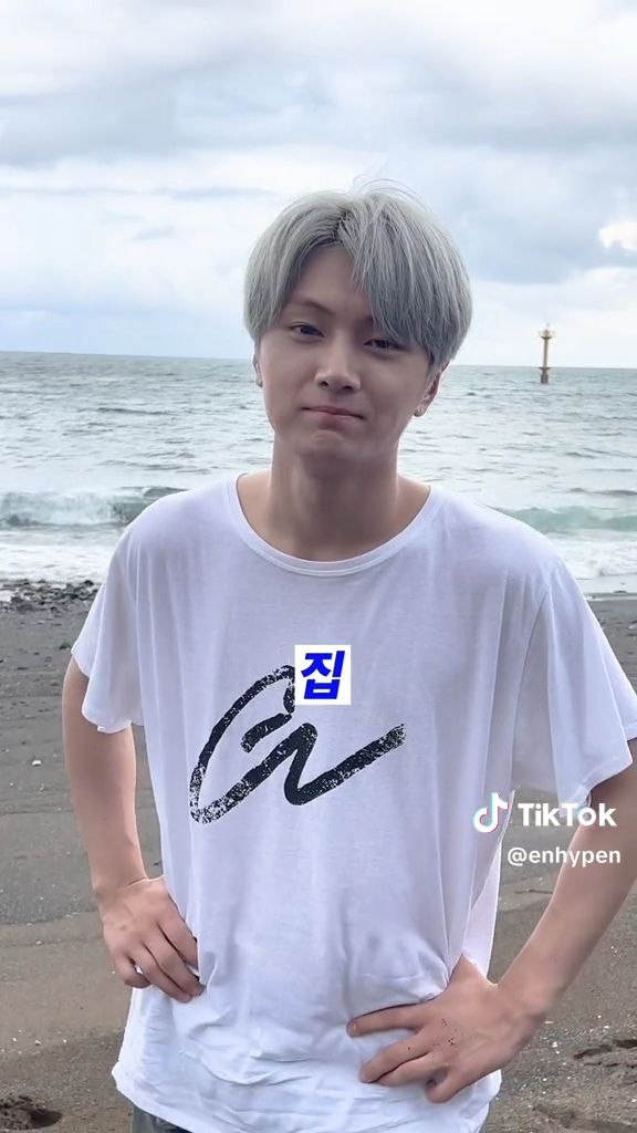 enginafess's tweet photo. -en ditanya pilih gunung (산 san) atau laut (바다 bada), yang satu jawab 바산 (basan), yang satu jawab rumah. Mau bingung tapi ini JayHoon, yaudah, sebahagia kalian aja deh https://t.co/0B6rpWg1uR