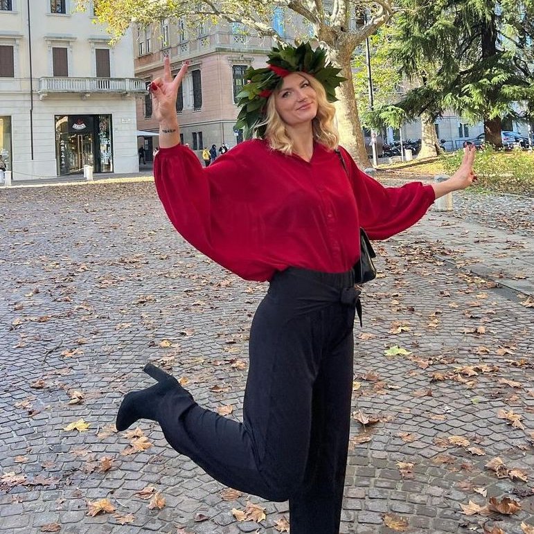 ItaliaTeam_it's tweet image. CONGRATULAZIONI DOTTORESSA! 😍🎉

Dal bronzo europeo nei 200 farfalla di #Roma2022 alla laurea in Mediazione linguistica con indirizzo criminologico!

Solo applausi per la nostra nuotatrice azzurra Ilaria Cusinato!👏👏👏

#ItaliaTeam @FINOfficial_ #swimming
