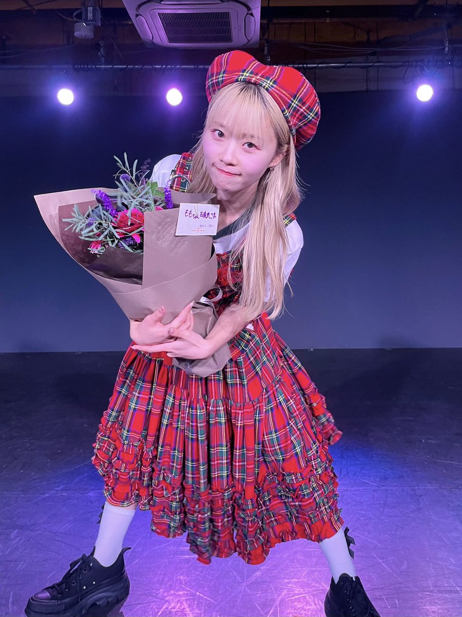 momoyo_etranger's tweet photo. emiuの活動休止ライブにお越しくださった皆さん、本当にありがとうございました🌸

紫のサイリウム、たくさんのかけ声
最高に幸せなラストステージでした！
emiuを好きになってくれてありがとう💫

みんなだいすきですっ
いじょー！emiuでした♡ https://t.co/ecifxouQ7s