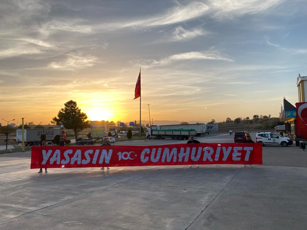 UniSam1965's tweet photo. Y A Ş A S I N 
C U M H U R İ Y E T ! https://t.co/mxpIKAId0P