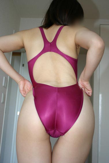 京セラドームがまだ大阪ドームって呼ばれてた頃に、試合のない日に「バックヤードツアー」に参加した事がある。
当時ドーム球場って珍しかったし。
中村(紀)愛用のバットを振らしてもらったり、マウンドから1球投げさせてもらったりして、超楽しかった。
全力投球したら肩と手首を盛大に痛めた(笑 