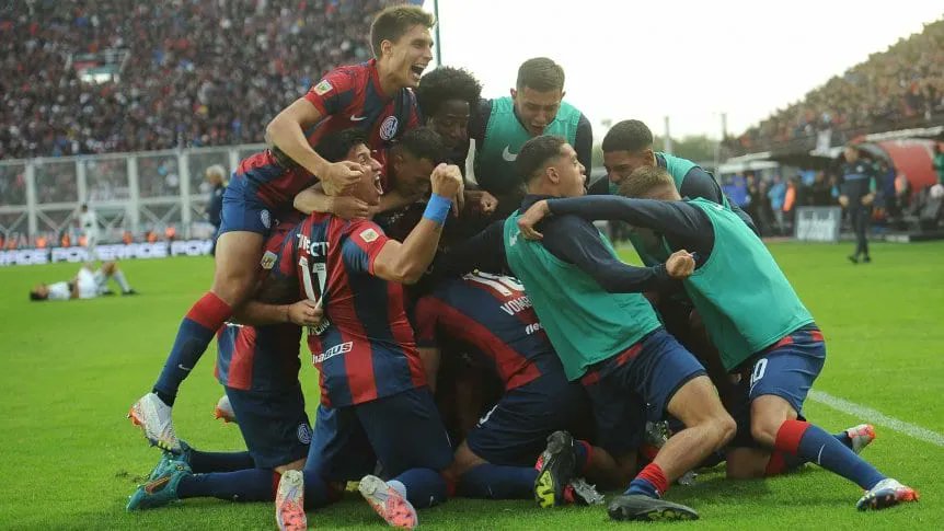 cafe_ciclon's tweet photo. ⚽🔵🔴 FECHA PARA EL CLÁSICO: luego de visitar a Sarmiento, el Ciclón recibirá a Boca en el Nuevo Gasómetro. El partido se jugará entresemana: será el miércoles 8, a las 19hs. https://t.co/feLRYE3Rut