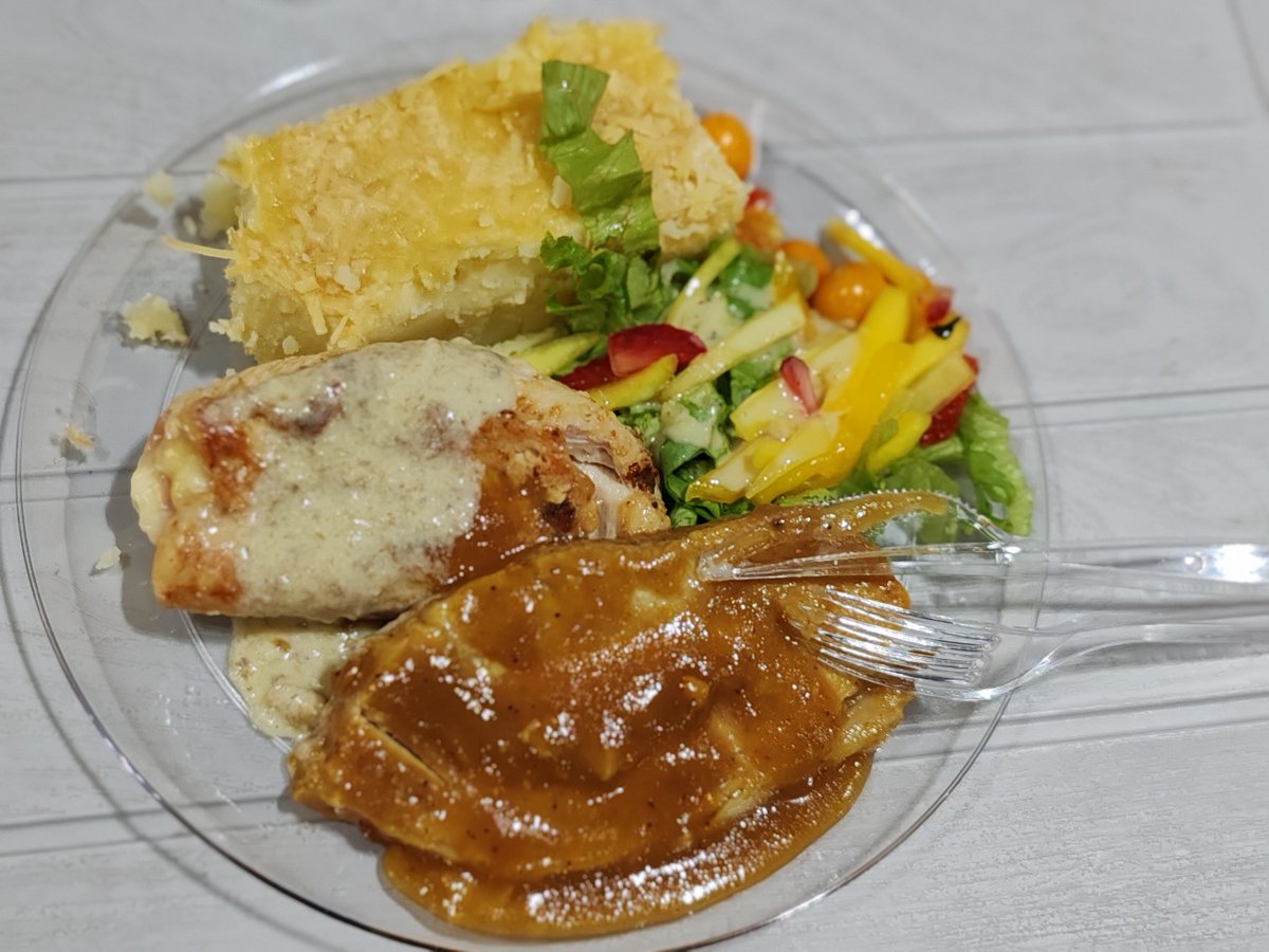 josedavido's tweet photo. Comida de fiesta. 🎉✨
Puré de papa gratinado, rollo de pechuga y jamón, rollo de cerdo, ensalada de mango y uchuvas. https://t.co/4XoUGQCIVk