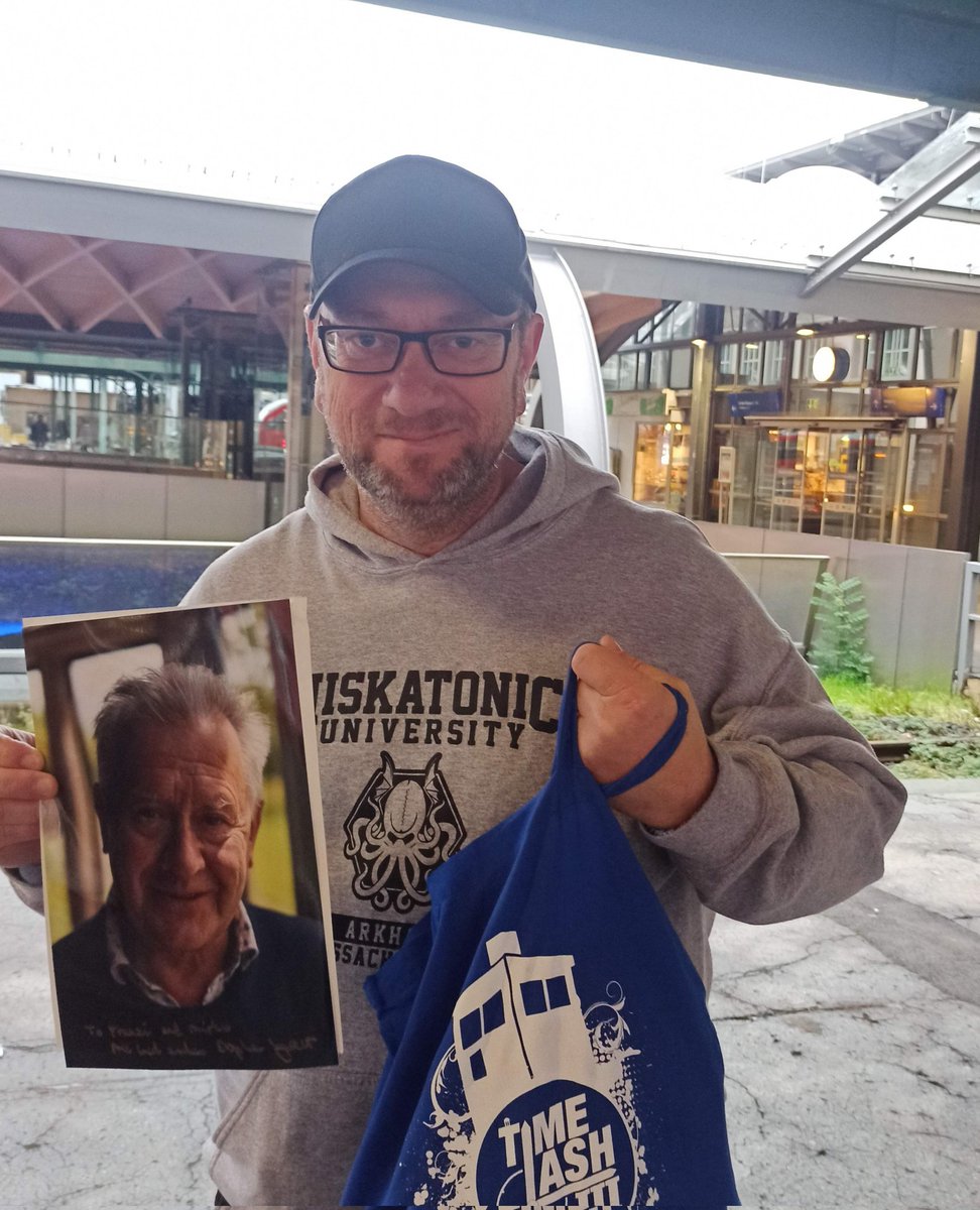 Arkham Insider Mirko 🐦 (@mr_lovecraft) on Twitter photo Auf der #timelash habe ich gerade Stephen Wyatt getroffen, den Autoren von Paradise Towers, der ersten Dr. Who Folgen, die ich je gesehen habe.
Gleich sehen wir uns das Quiz mit dem <a href="/Whocast/">Whocast - der deutsche Doctor Who Podcast</a> an. Auf der #timelash habe ich gerade Stephen Wyatt getroffen, den Autoren von Paradise Towers, der ersten Dr. Who Folgen, die ich je gesehen habe.
Gleich sehen wir uns das Quiz mit dem <a href="/Whocast/">Whocast - der deutsche Doctor Who Podcast</a> an.