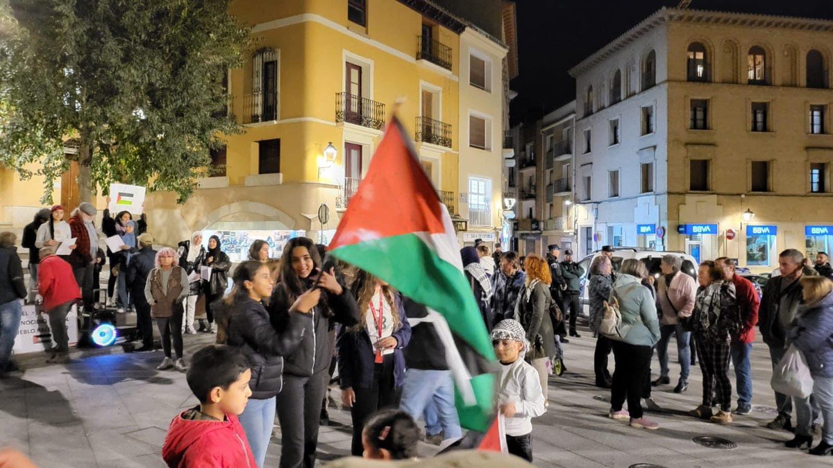 arainfonoticias's tweet photo. 🇵🇸 Este pasado viernes, decenas de personas se concentraron en la Plaza Mayor de Monzón en solidaridad con Palestina
👉“Alto a la masacre sionista”, “Reconocimiento inmediato del Estado Palestino”
#PalestinaUnderAttack #PalestinaResiste
📌Más info: https://t.co/ocRtEWitVf https://t.co/vVMooz3SJ2